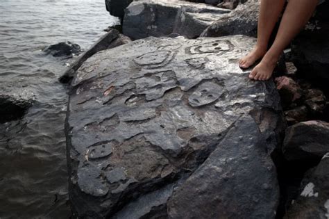  ¡El Hombre del Agua y su Misteriosa Conexión con la Luna! Una antigua leyenda brasileña que desafía la lógica